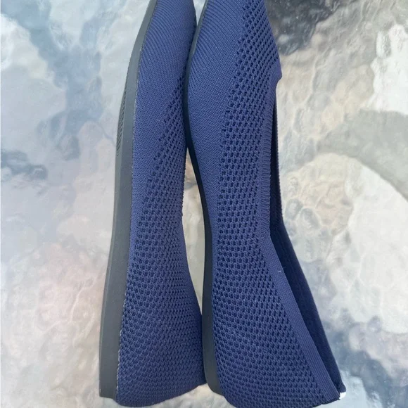 2 Women's Pointed-Toe Flats in Navy and Black 9 Like New - Picture 7 of 12